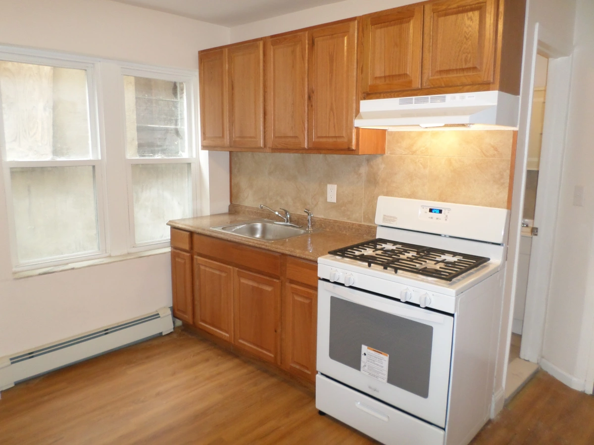 West New York – 3 Rooms – $1,000 – RENTED!